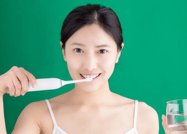 使用電動(dòng)牙刷刷牙 電動(dòng)牙刷怎么刷牙